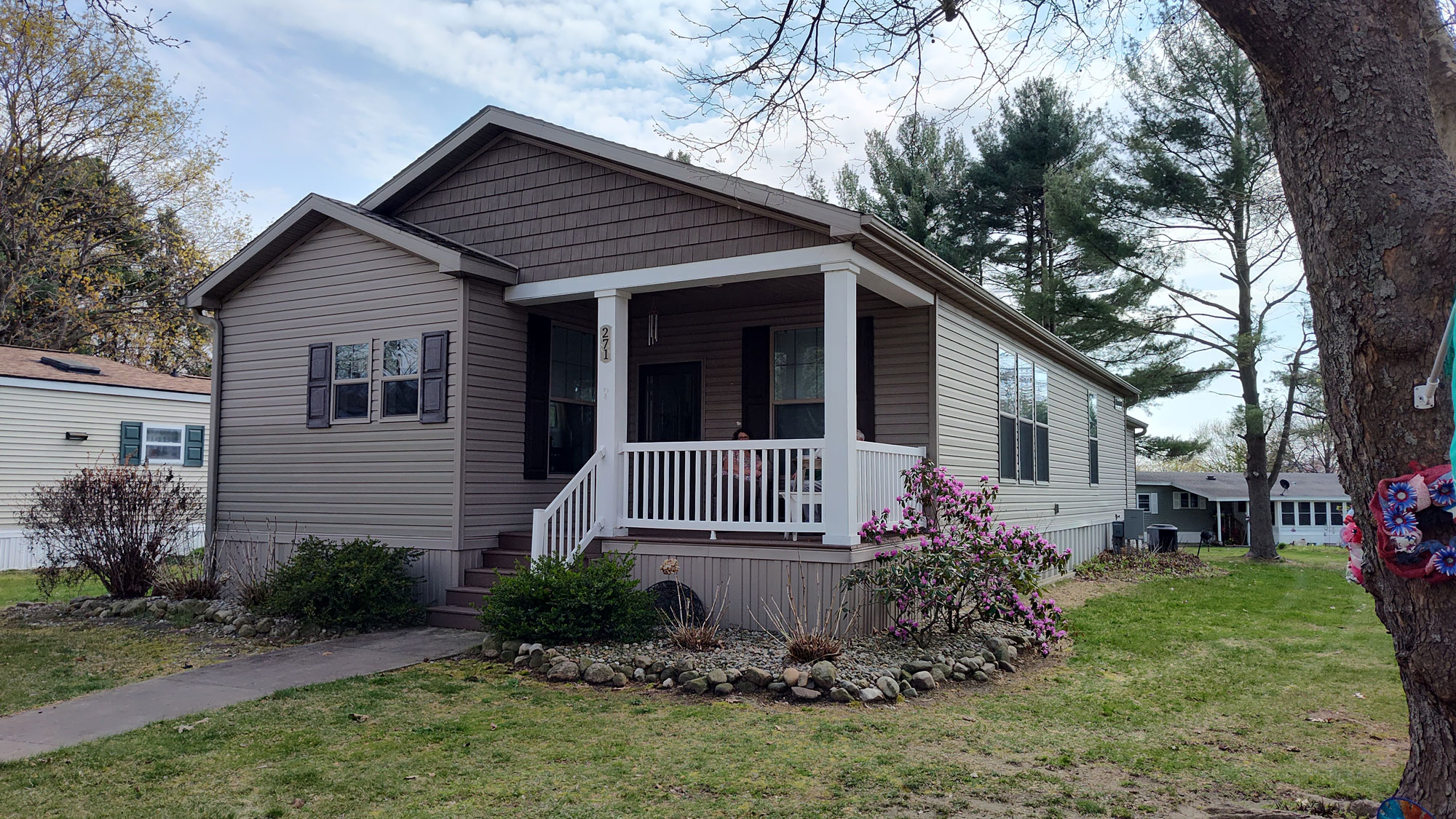 Lot 271: Beautiful 2016 Clayton doublewide with 9 ft. ceilings and more!