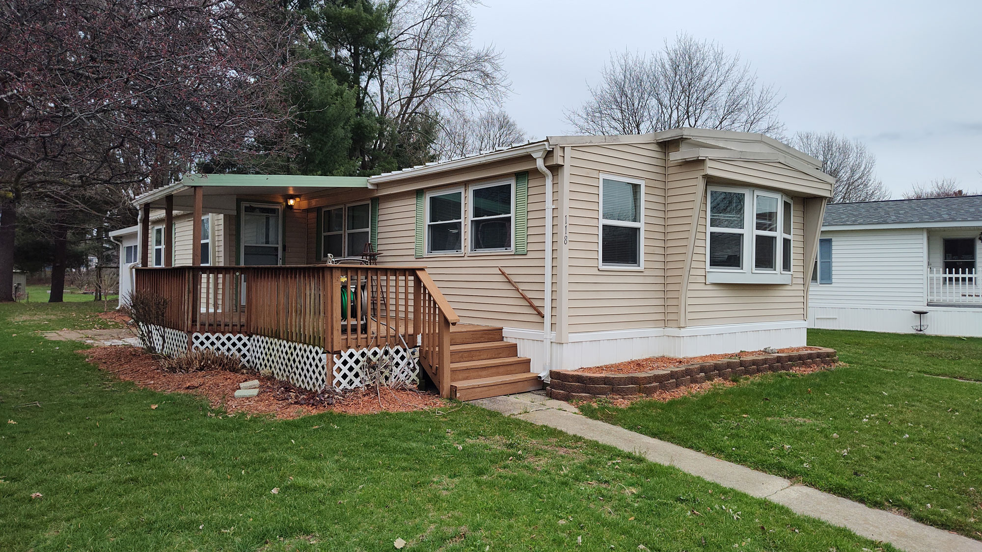 Lot 118: 1971 Country Squire with full lake view..